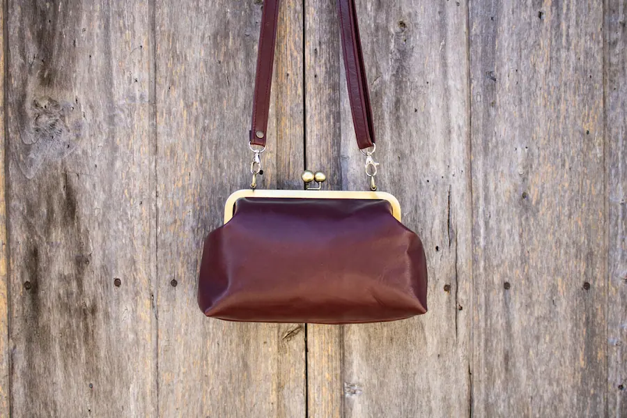 Bolso granate boquilla artesanal hecho en Madrid - Leonika Piel