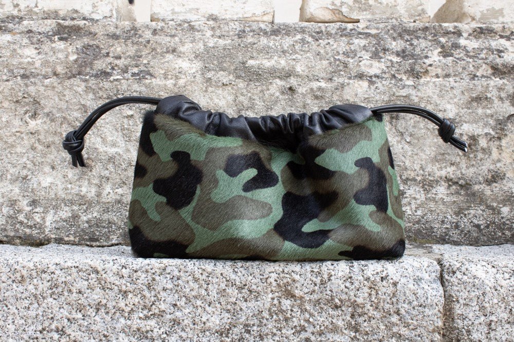 Bolso de piel artesanal fruncido con estampado de camuflaje verde y negro Leonika Piel