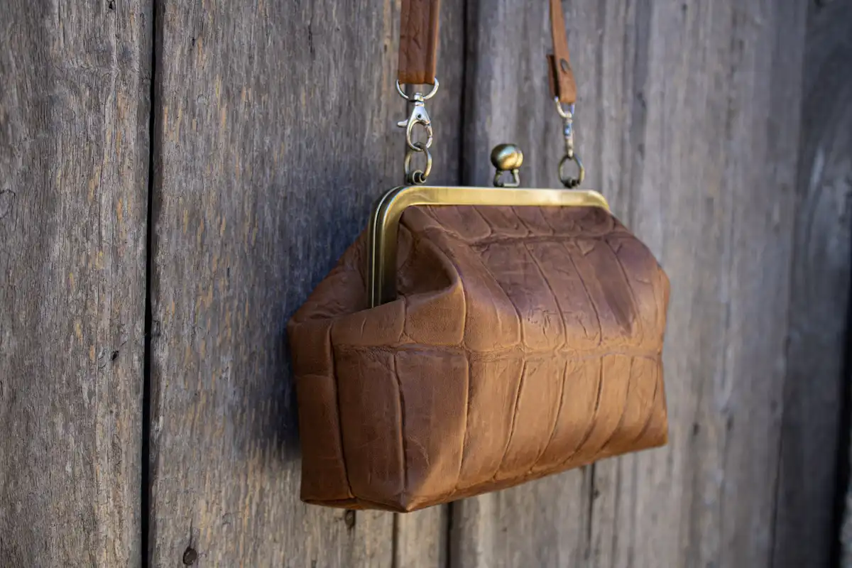 detalle Bolso boquilla piel caimán marrón artesanal hecho en Madrid - Leonika Piel