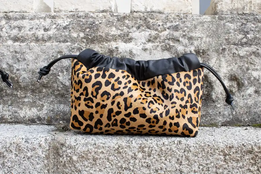bolso artesano de leopardo, bolso artesanal fruncido, bolso fruncido de leopardo hecho a mano en Madrid Leonika piel