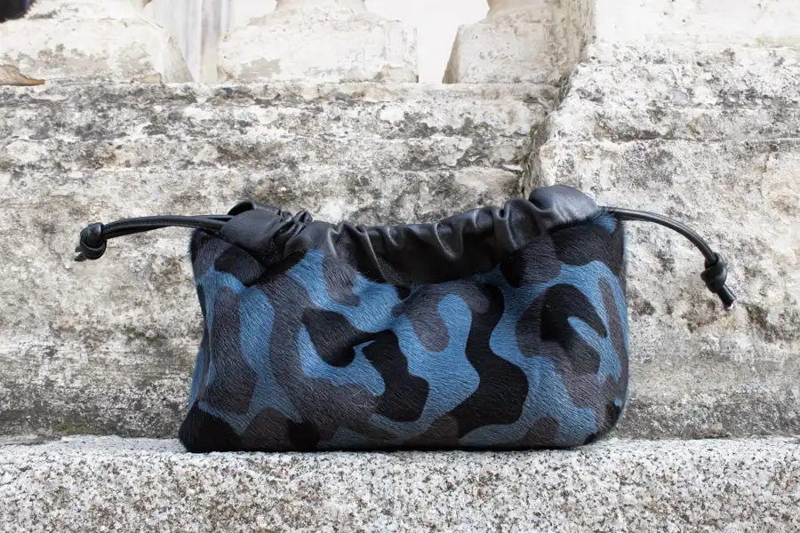 Bolso artesano fruncido con pelo azul, bolso de piel azul fruncido hecho a mano en Madrid, bolso mediano de piel azul y negro Leonika Piel