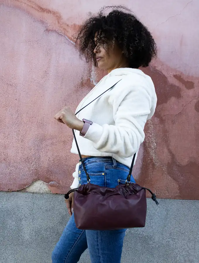 Bolso fruncido de piel granate, bolso granate artesano hecho en Madrid, bolso fruncido artesanal rojo granate hecho en España, artesanía española Leonika Piel