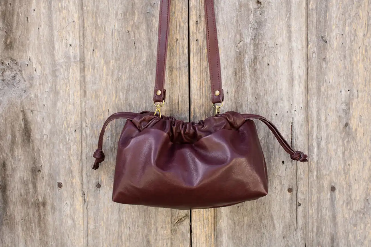 Bolso fruncido de piel granate, bolso granate artesano hecho en Madrid, bolso fruncido artesanal rojo granate hecho en España, artesanía española Leonika Piel