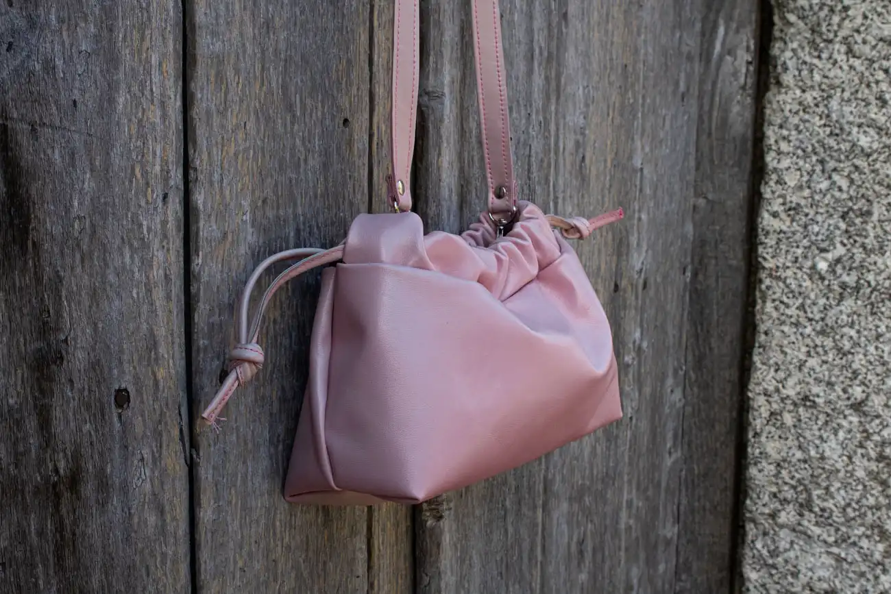 Bolso fruncido de piel rosa, bolso rosa artesano hecho en Madrid, bolso fruncido artesanal rosa hecho en España, artesanía española Leonika Piel