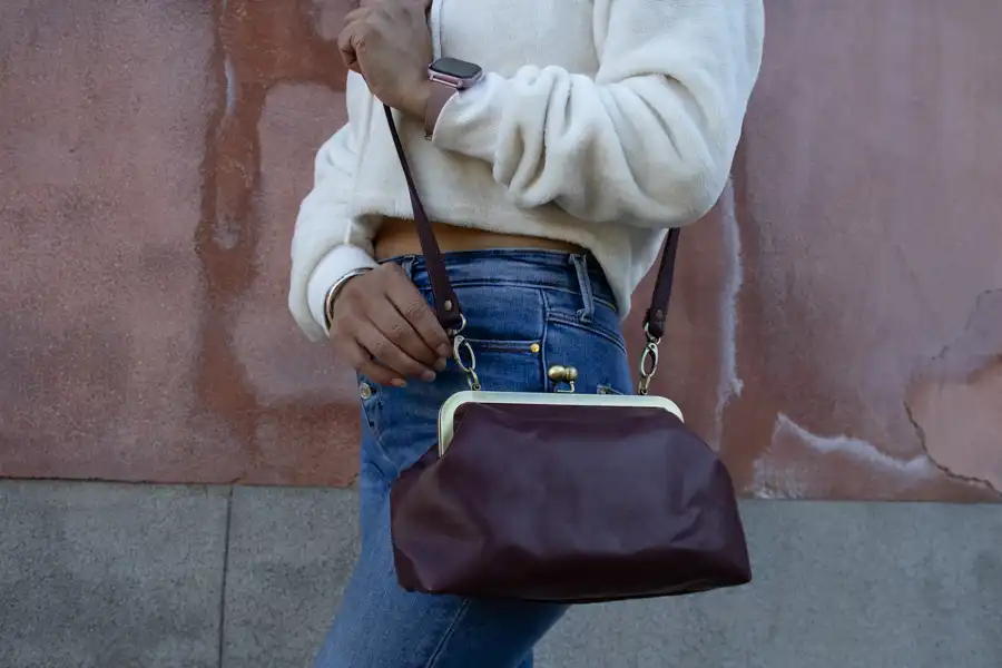 detalle Bolso granate boquilla artesanal hecho en Madrid - Leonika Piel