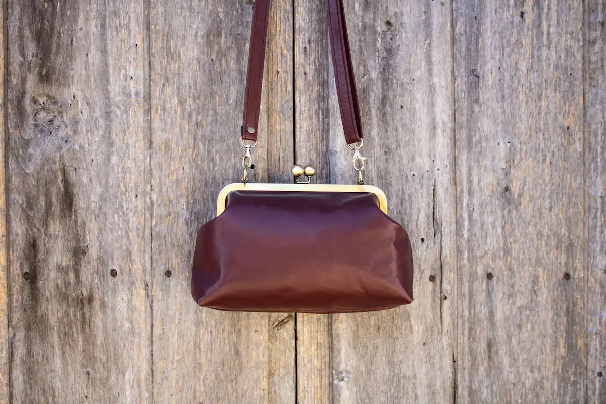 Bolso granate boquilla artesanal hecho en Madrid - Leonika Piel