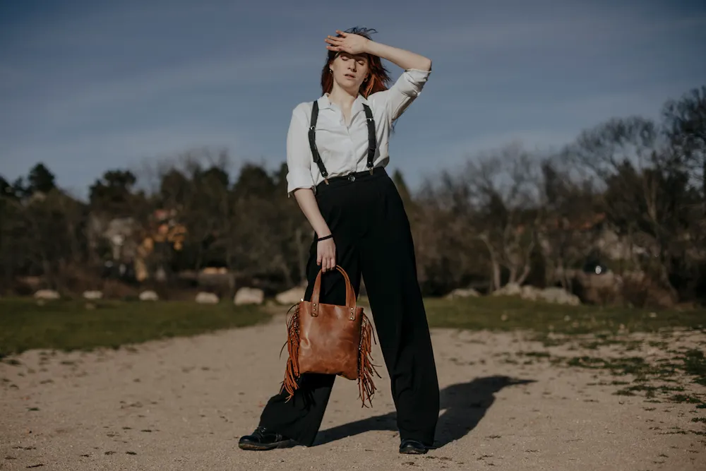 Bolso de piel artesanal con flecos hecho a mano en Madrid - Leonika Piel