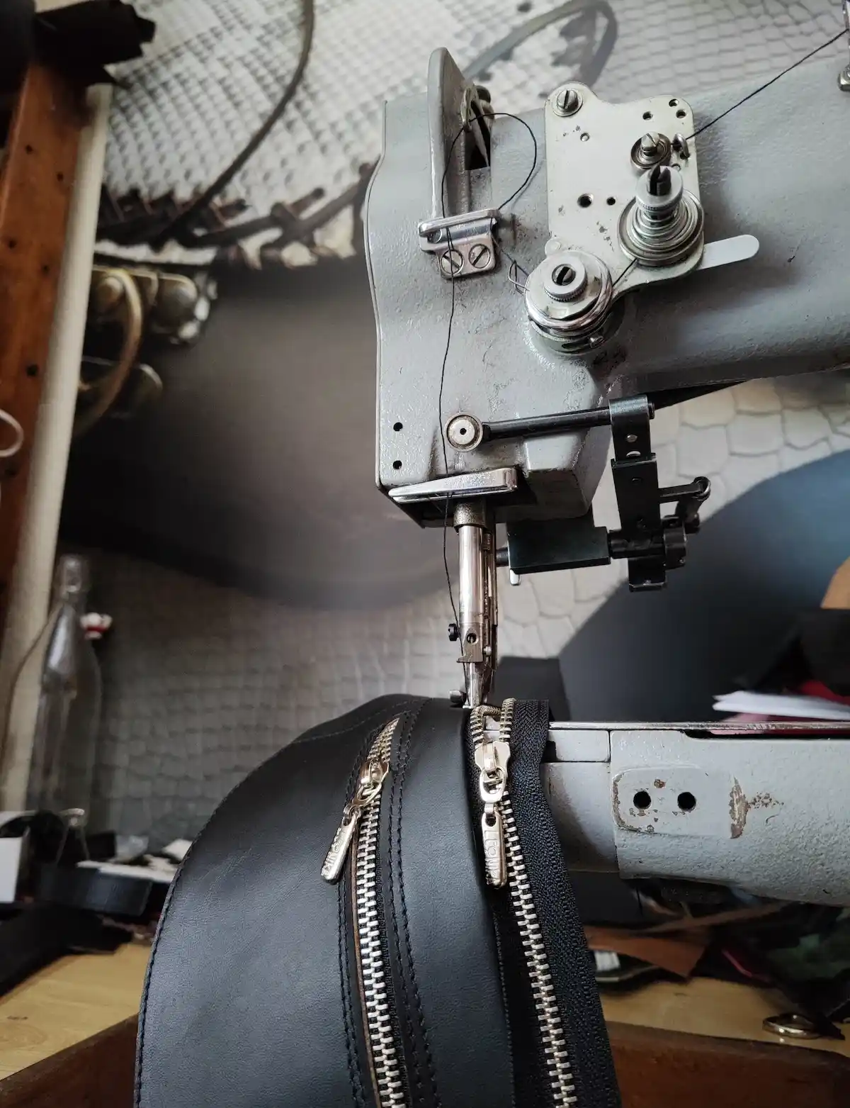 Costura artesanal de bolso de piel en taller de Madrid - Leonika Piel