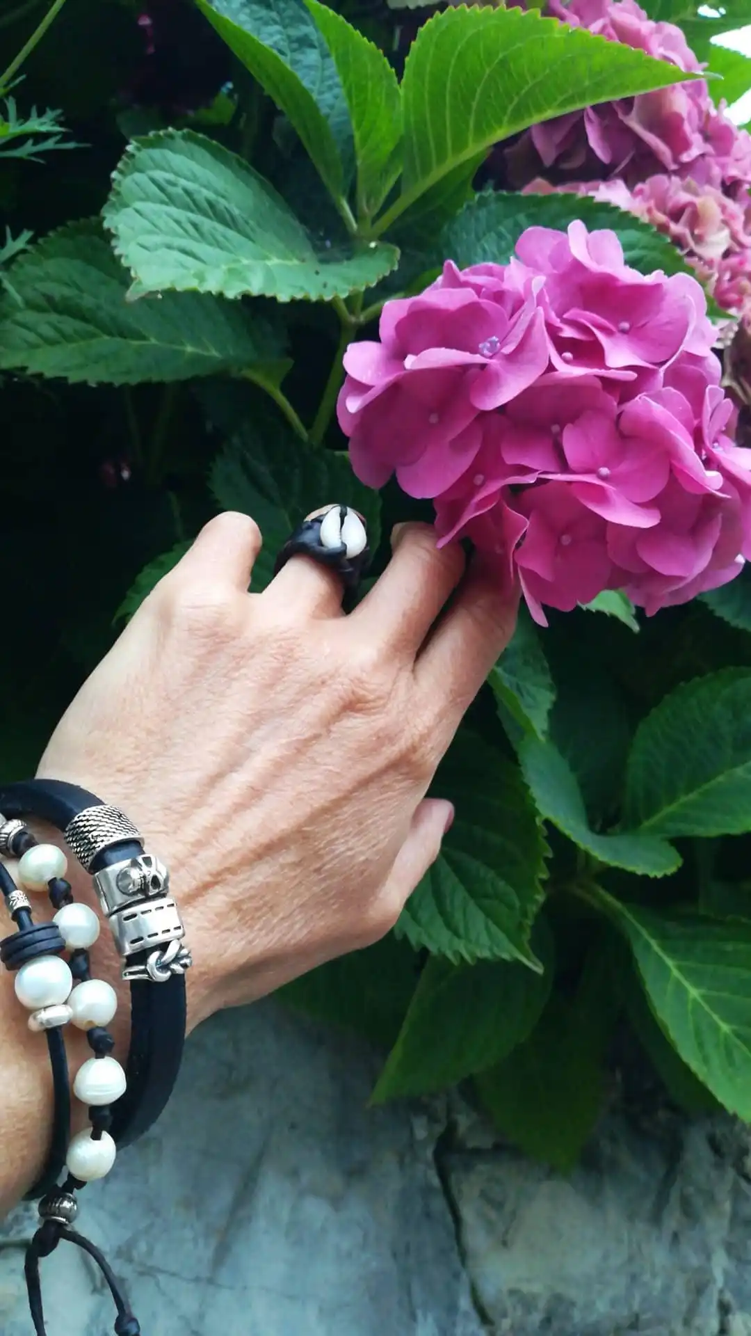 Pulseras artesanales de cuero negro y perlas - Joyería artesana Leonika Madrid