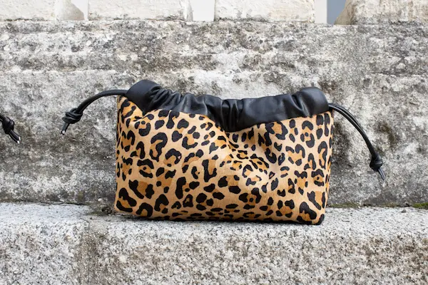 Bolso fruncido animal print leopardo con pelo natural - Leonika Piel